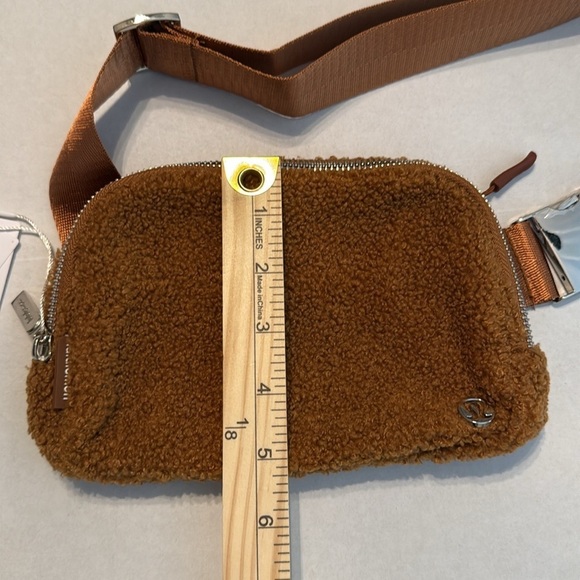 NWT Lululemon Everywhere Fleece Belt Bag Burnt Caramel - Picture 10 of 16